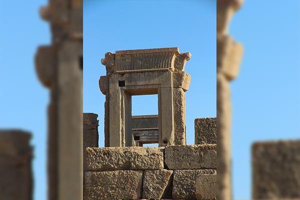 عکس کاخ تچر و سالن آپادانا در تخت جمشید