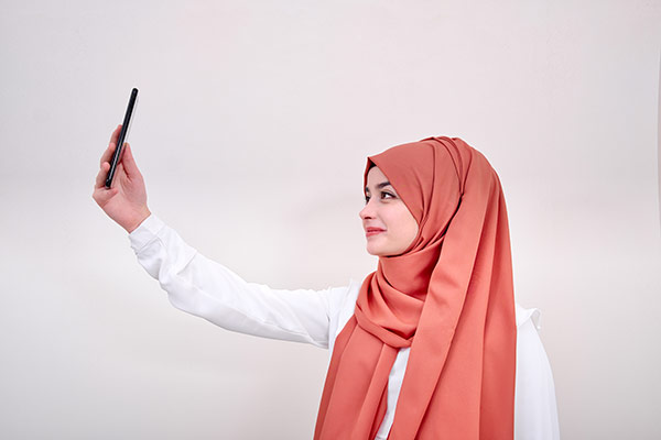 عکس تبلیغاتی خانم با حجاب و سلفی با موبایل