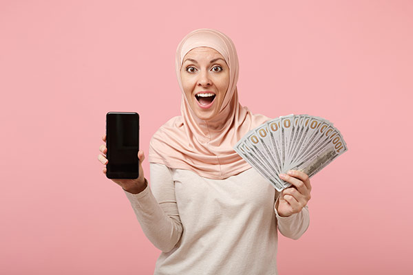 عکس تبلیغاتی خانم با حجاب و دلار