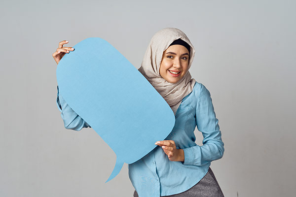 عکس تبلیغاتی خانم با حجاب با تابلو بنر آبی