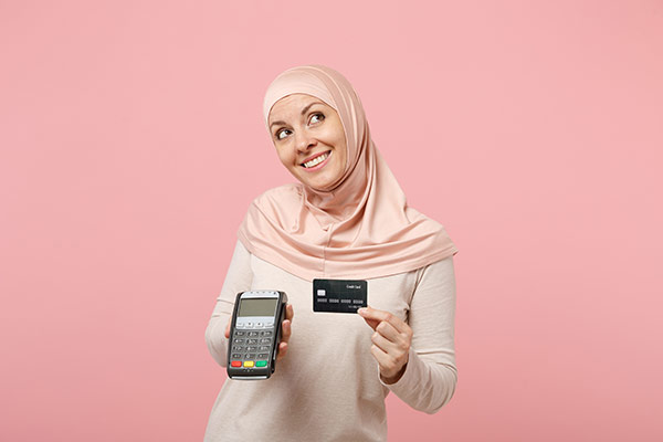 عکس تبلیغاتی خانم با حجاب و پرداخت پوز فروشگاه