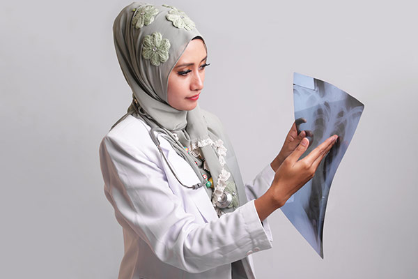 عکس تبلیغاتی پزشک خانم و عکس رادیولوژی