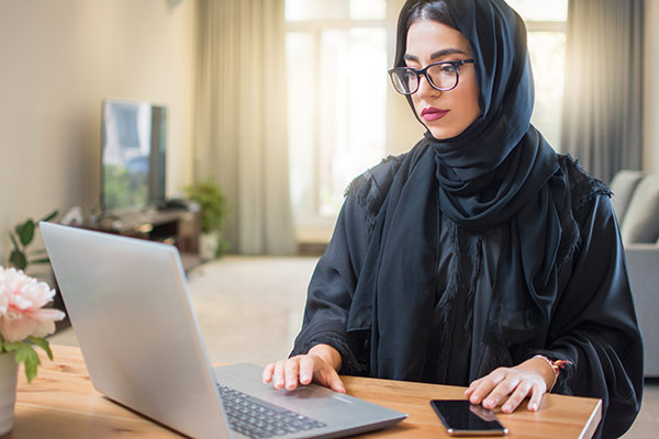 عکس تبلیغاتی خانم با حجاب و لپ تاپ