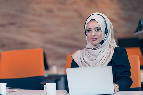 عکس پشتیبان خانم با حجاب