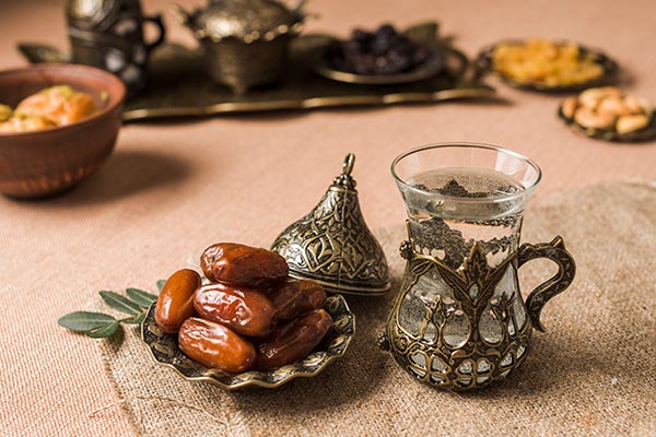 تصویر خرما و چای، رطب