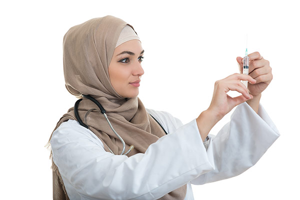 عکس تبلیغاتی پزشک خانم و آمپول