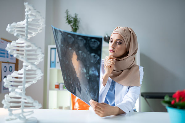 پزشک خانم و نگاه به عکس رادیولوژی