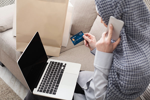 عکس تبلیغاتی خانم با حجاب و پرداخت آنلاین