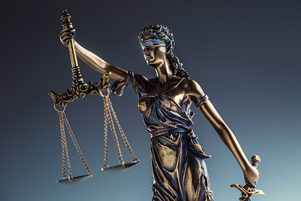 عکس با موضوع وکالت و تندیس عدالت