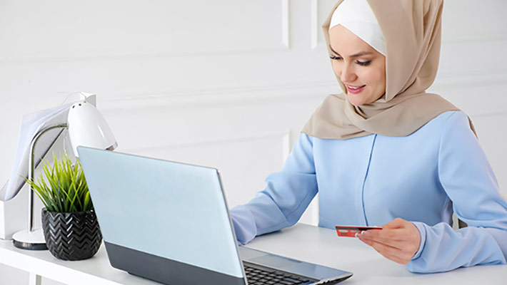 عکس تبلیغاتی خانم با حجاب و پرداخت اینترنتی