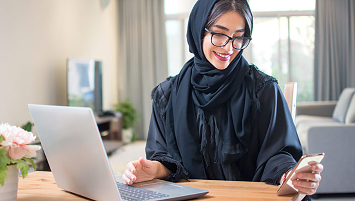 عکس تبلیغاتی خانم با حجاب و لپ تاپ