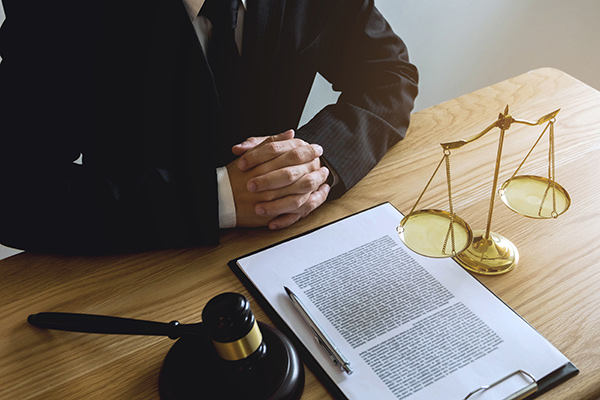 عکس با موضوع وکالت، وکیل و قاضی