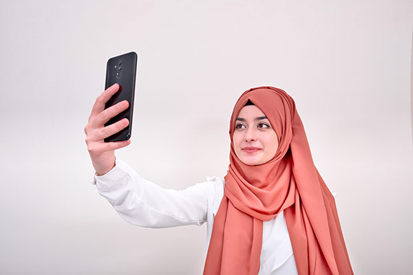 عکس تبلیغاتی خانم با حجاب و سلفی با موبایل