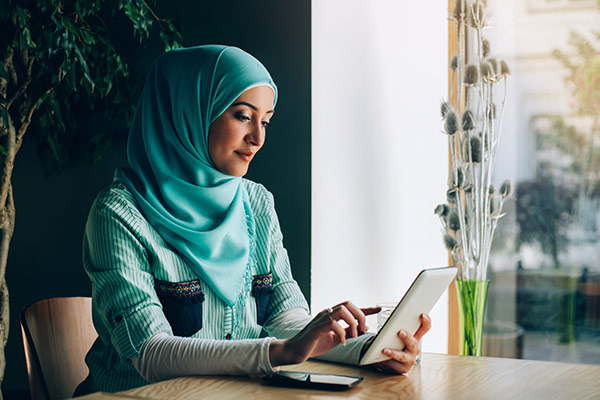 عکس تبلیغاتی خانم با حجاب