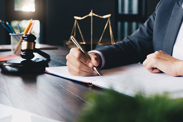 عکس با موضوع وکالت، وکیل و قاضی