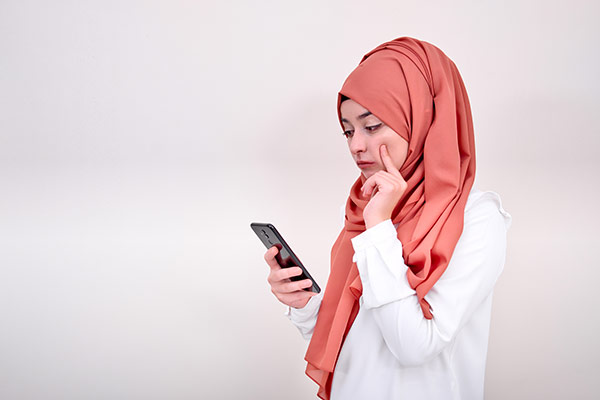 عکس تبلیغاتی خانم با حجاب و موبایل