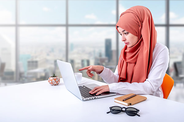 عکس تبلیغاتی خانم با حجاب و پشتیبانی