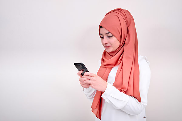 عکس تبلیغاتی خانم با حجاب و موبایل