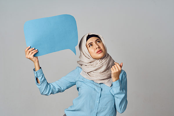 عکس تبلیغاتی خانم با حجاب با تابلو بنر آبی