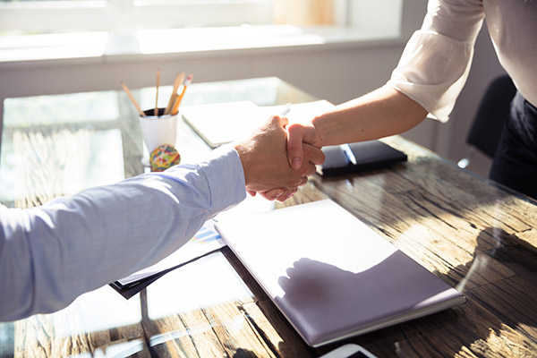 عکس با کیفیت از قرارداد طرفین و دست دادن