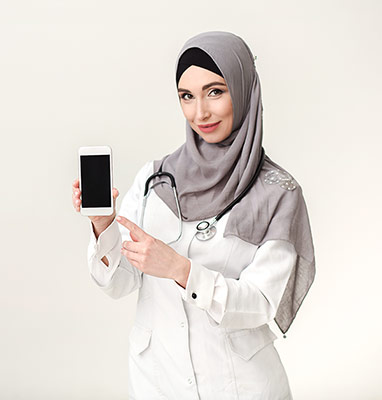 عکس تبلیغاتی پزشک خانم و موبایل