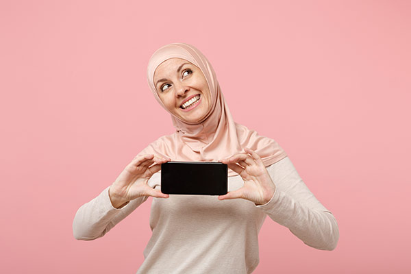 عکس زن با حجاب و موبایل