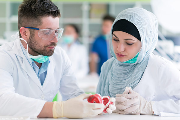 عکس دندانپزشک خانم با حجاب و دندانپزشک مرد
