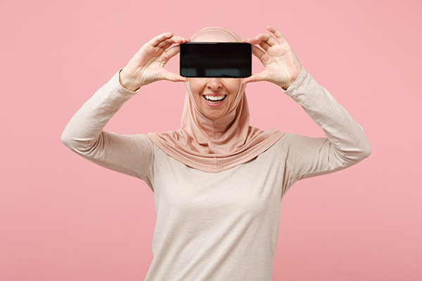 عکس تبلیغاتی خانم با حجاب و موبایل