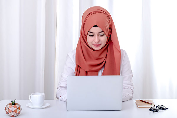 عکس تبلیغاتی خانم با حجاب و پشتیبانی