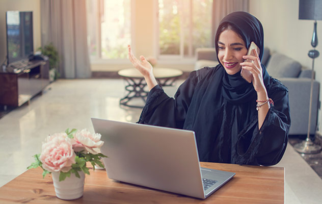عکس تبلیغاتی خانم با حجاب و صحبت کردن با موبایل