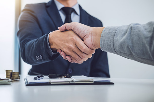 عکس با کیفیت از قرارداد طرفین و دست دادن