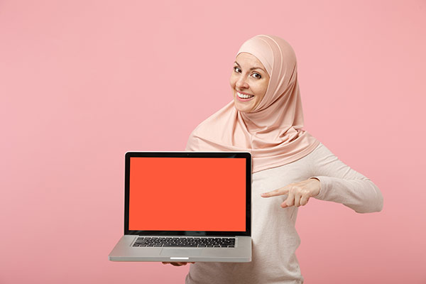 عکس تبلیغاتی خانم با حجاب و لپ تاپ