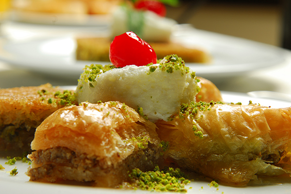 تصویر شیرینی با تزیین پودر مغز پسته