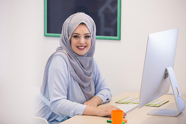 عکس تبلیغاتی خانم با حجاب و پشتیبانی