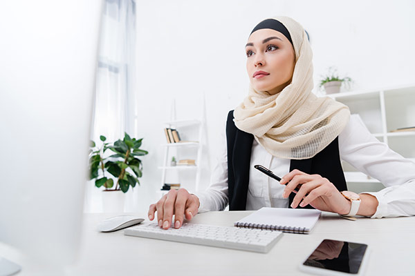 عکس تبلیغاتی خانم با حجاب