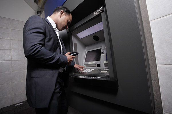 عکس کار کردن  با دستگاه عابر بانک