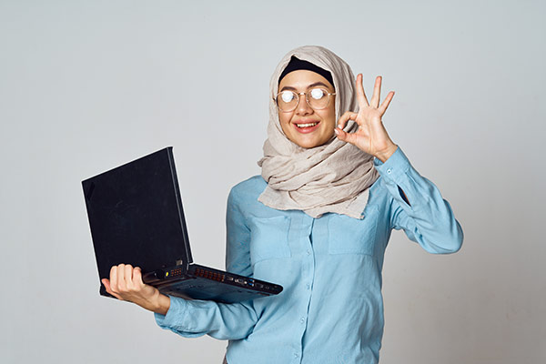 عکس زن با حجاب با لپ تاپ