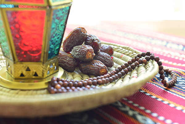 عکس خرما ، تسیبح و فانوس