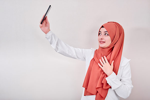 عکس تبلیغاتی خانم با حجاب و سلفی با موبایل