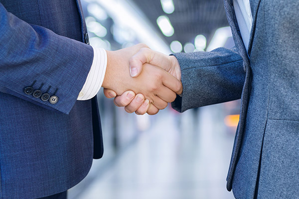 عکس با کیفیت از قرارداد طرفین و دست دادن