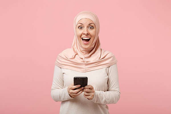 عکس تبلیغاتی زن با حجاب و موبایل