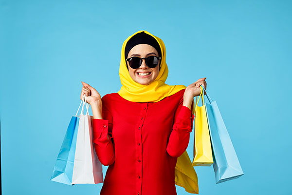 عکس تبلیغاتی خانم با حجاب و خرید