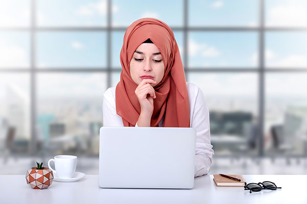 عکس تبلیغاتی خانم با حجاب