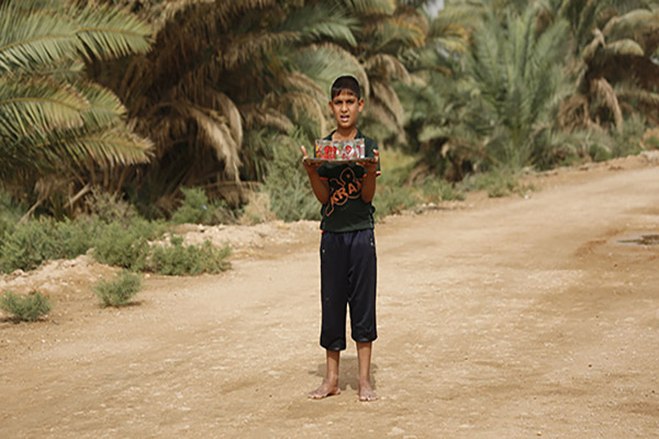 عکس کودک و  آب صلواتی پیاده روی اربعین حسینی