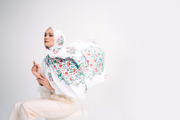 عکس تبلیغاتی خانم با حجاب و روسری