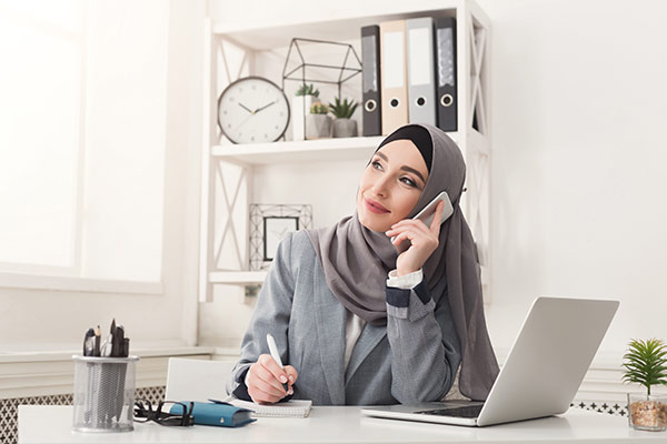 عکس تبلیغاتی خانم با حجاب و صحلت کردن با موبایل