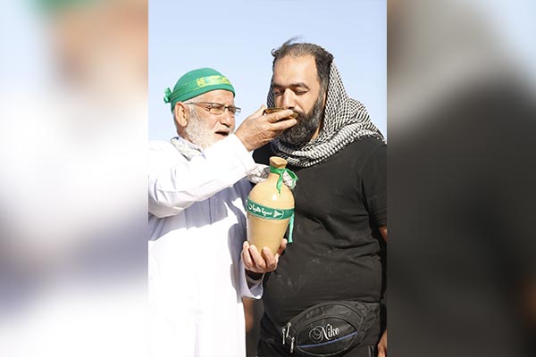 عکس آب صلواتی در پیاده روی اربعین