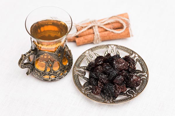 تصویر خرما و چای، رطب