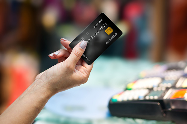 عکس کارت بانکی و دستگاه پوز فروشگاهی