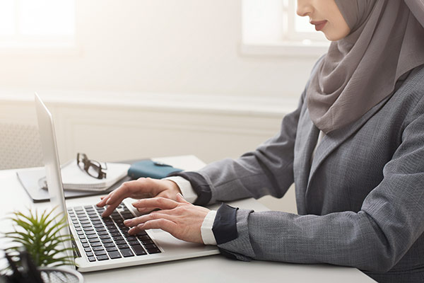 عکس تبلیغاتی خانم با حجاب و تایپ با لپ تاپ